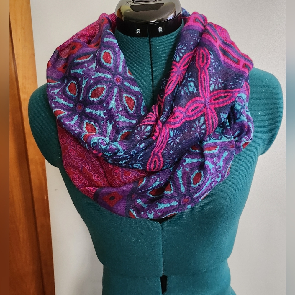 Lightly Used Lot Of 2 Infinity Scarves Pink & Purple Patterned And Solid Pink - Picture 3 of 8